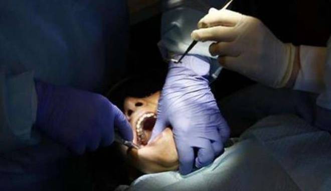 58906d55e1024-dokter-gigi-saat-sedang-melakukan-tindakan-medis-perawatan-gigi_663_382